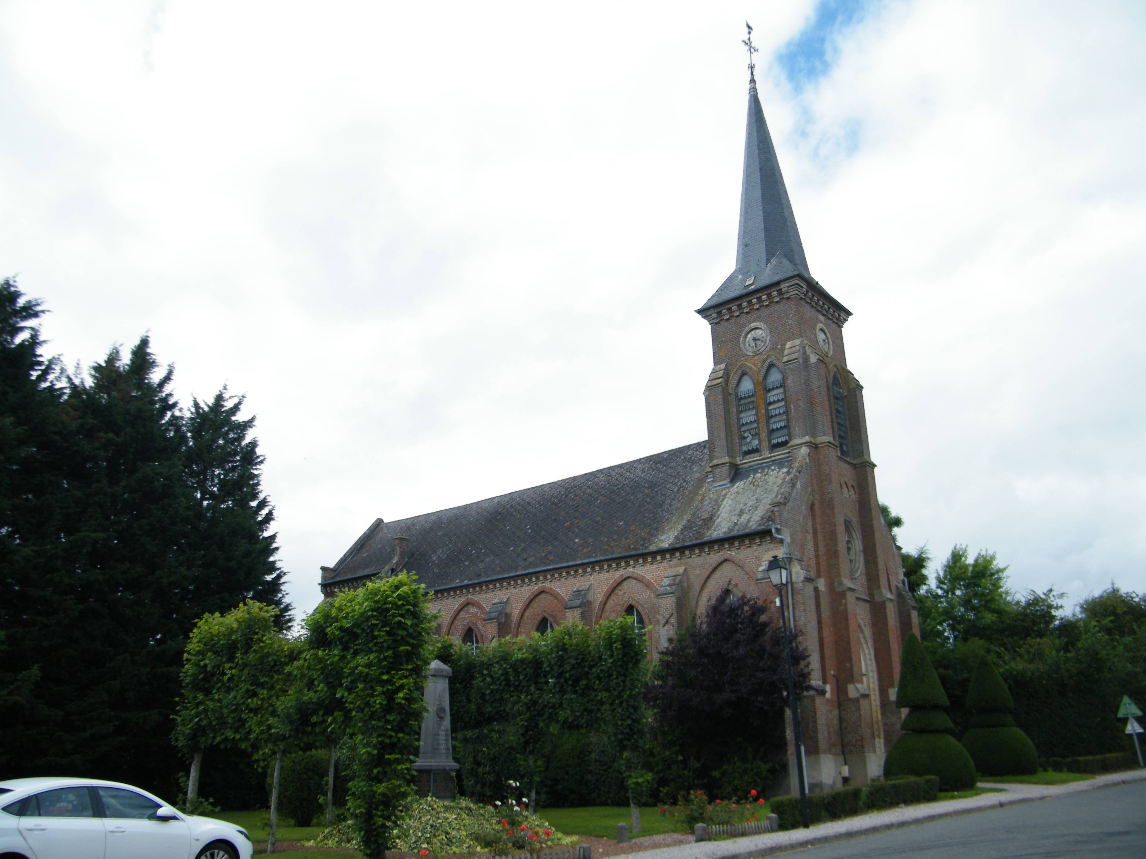 Photo de Kirche von Saint-Fursy du Meillard