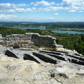 site archeologique de saint roman d aiguille (egalement sur commune de beaucaire)