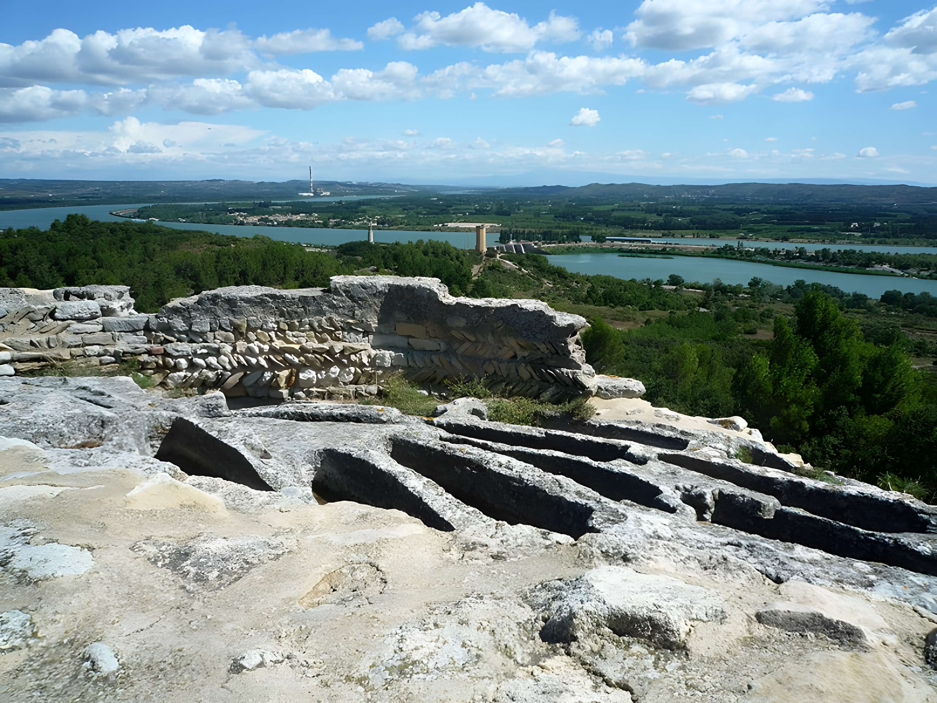 Site archéologique de Saint-Roman d'Aiguille (également sur commune de Beaucaire)