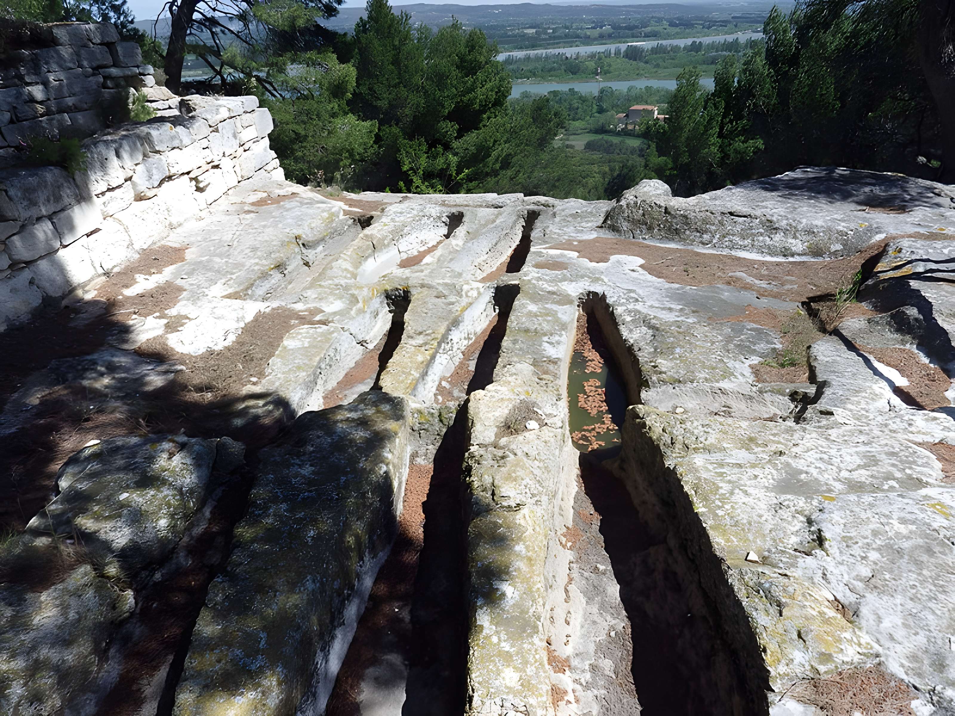 Site archéologique de Saint-Roman d'Aiguille (également sur commune de Beaucaire)