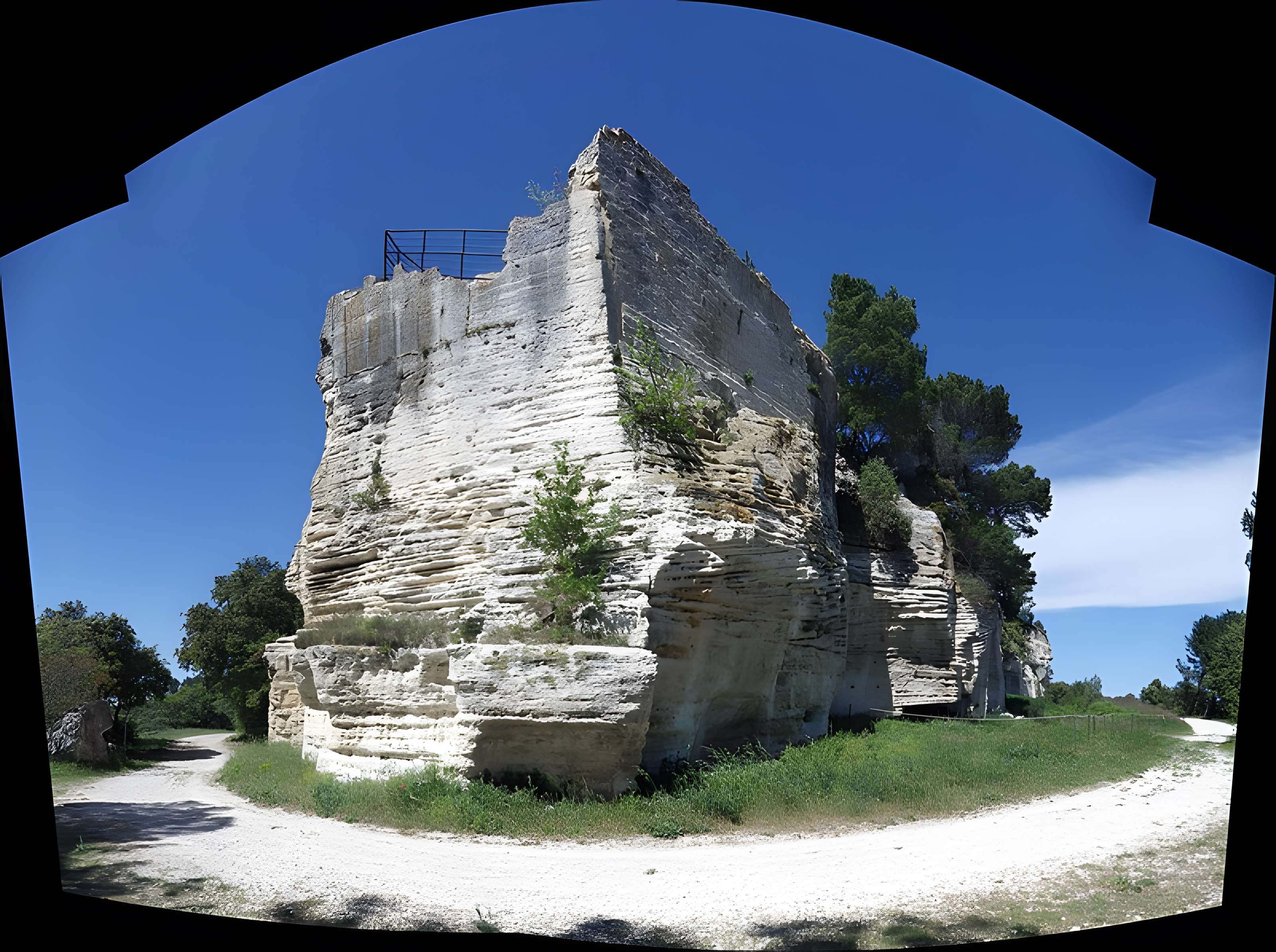 Site archéologique de Saint-Roman d'Aiguille (également sur commune de Beaucaire)