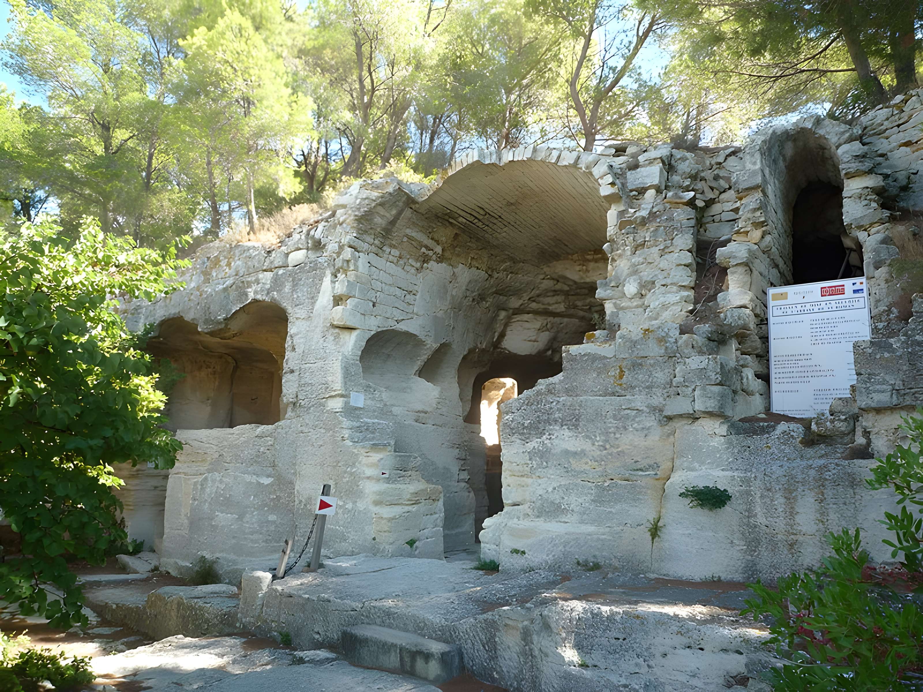 Site archéologique de Saint-Roman d'Aiguille (également sur commune de Beaucaire)