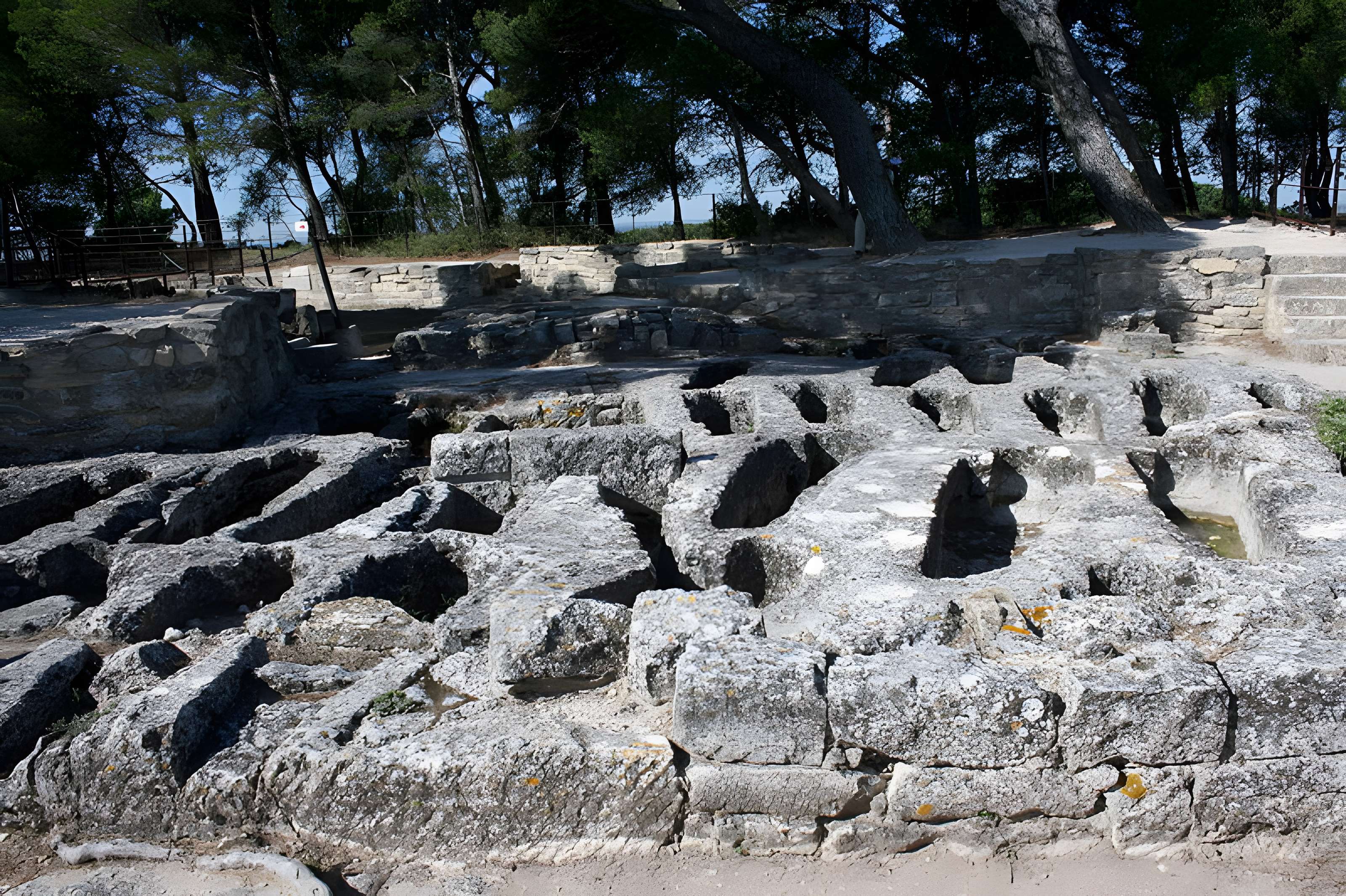 Site archéologique de Saint-Roman d'Aiguille (également sur commune de Beaucaire)