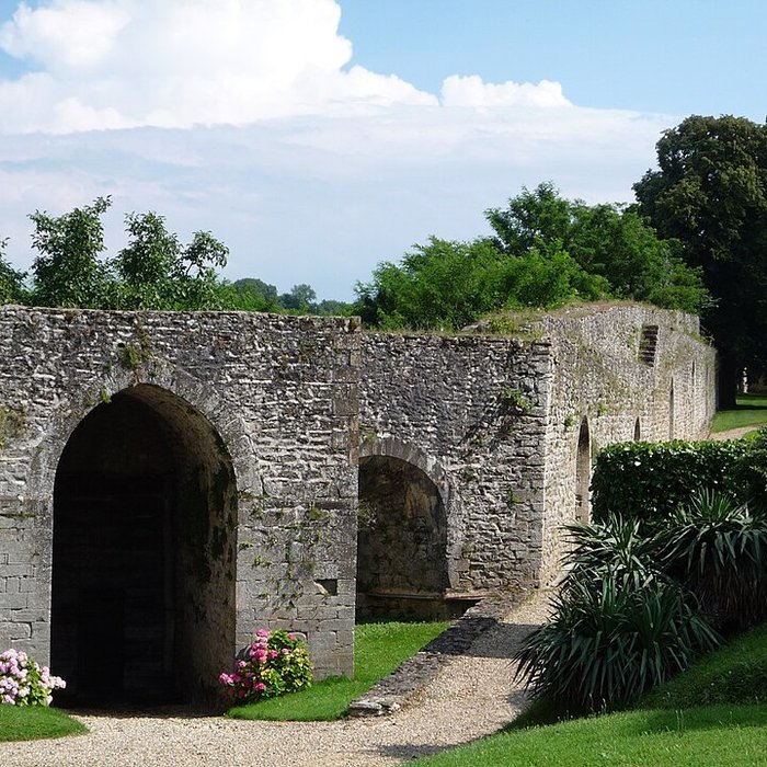 Photo de Remparts et restes du château