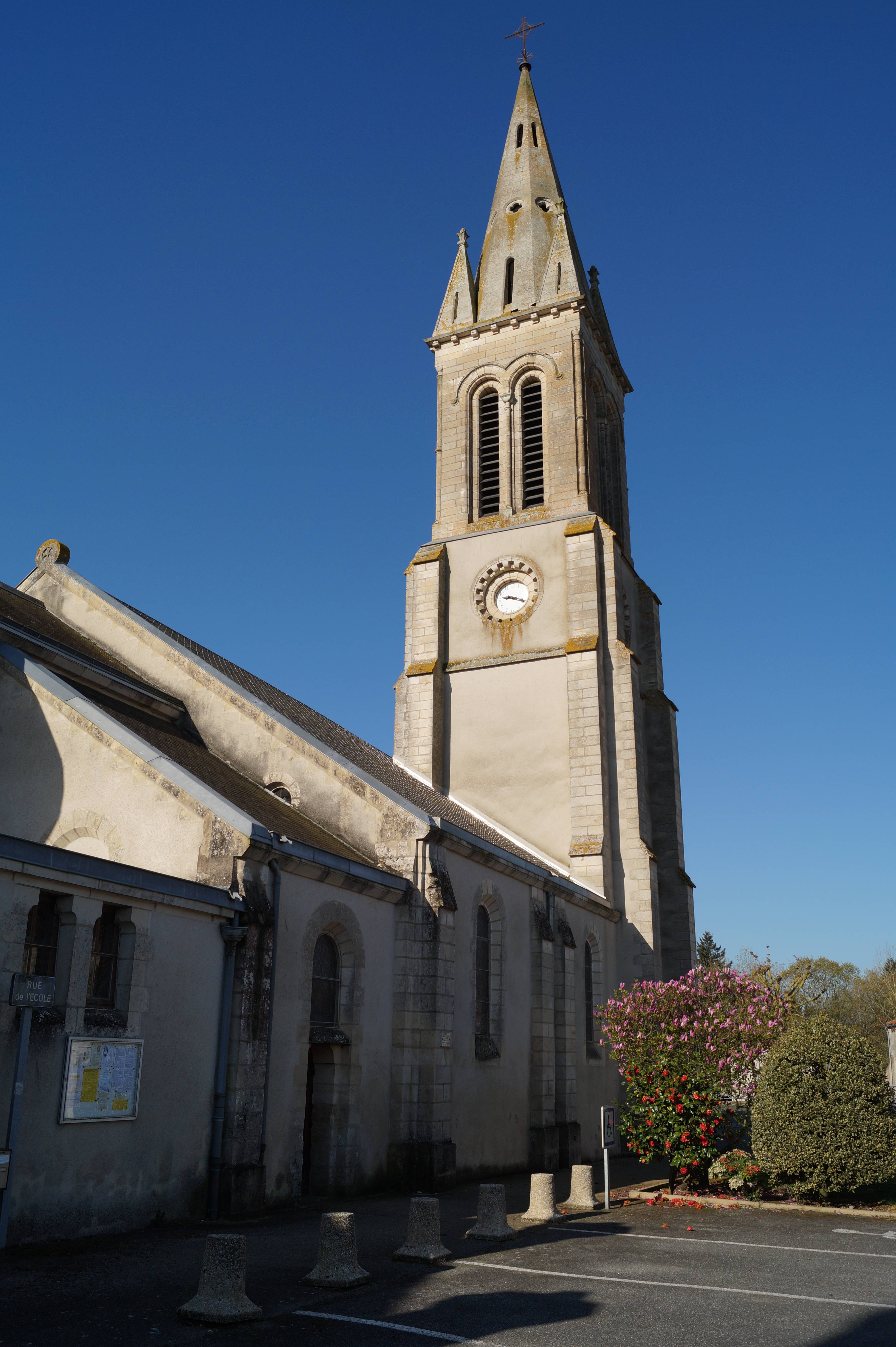 Photo de Église Saint-Hilaire de Saint-Hilaire-de-Voust