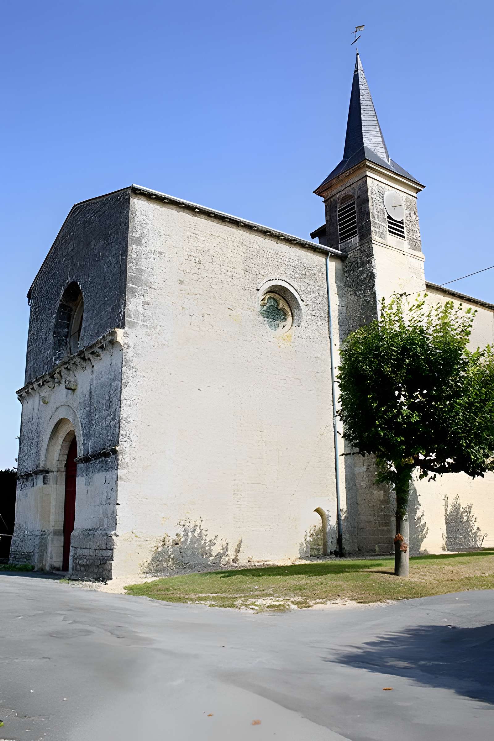 Église Saint-Pierre de Landes 
