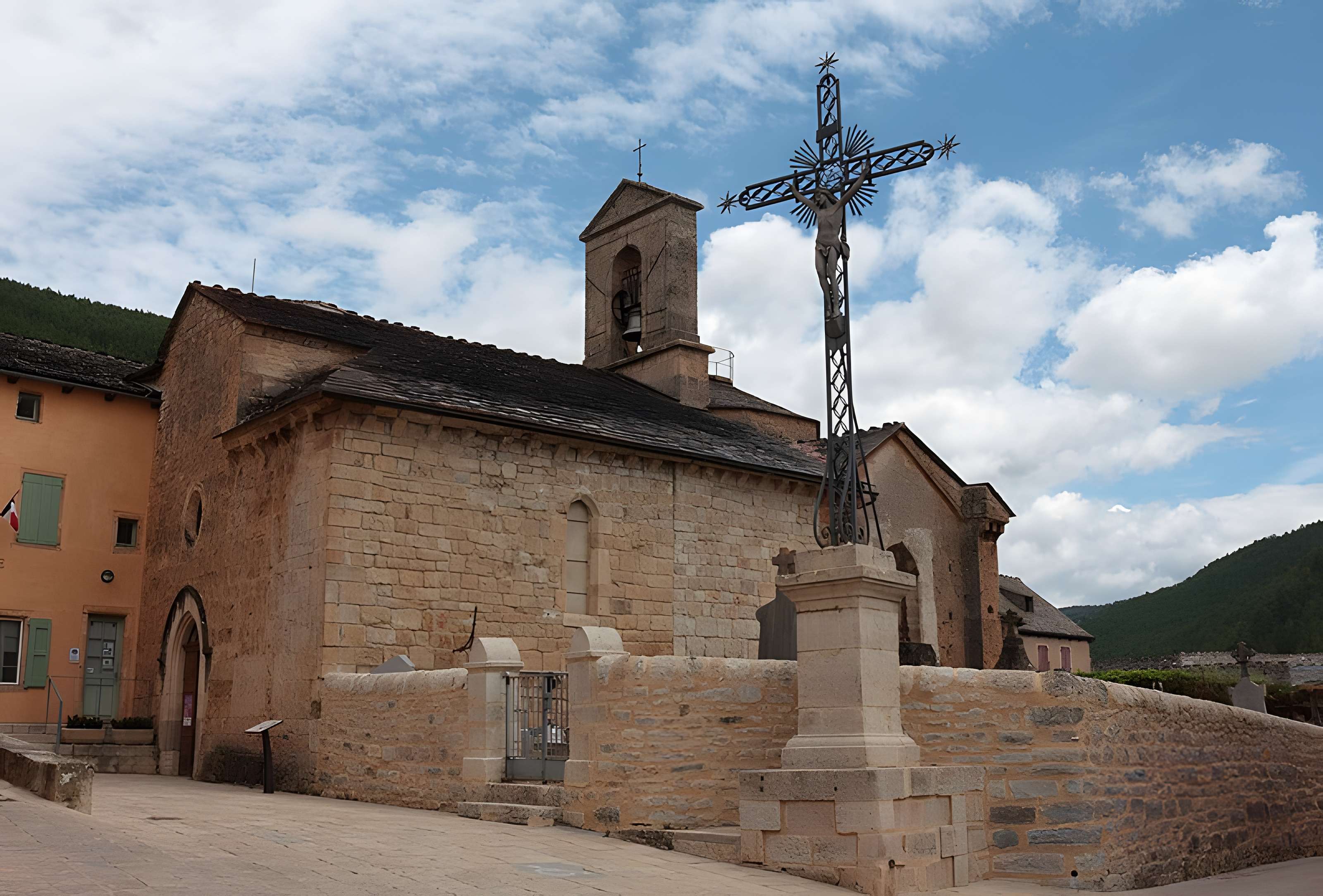 Église Saint-Pierre de Lanuéjols