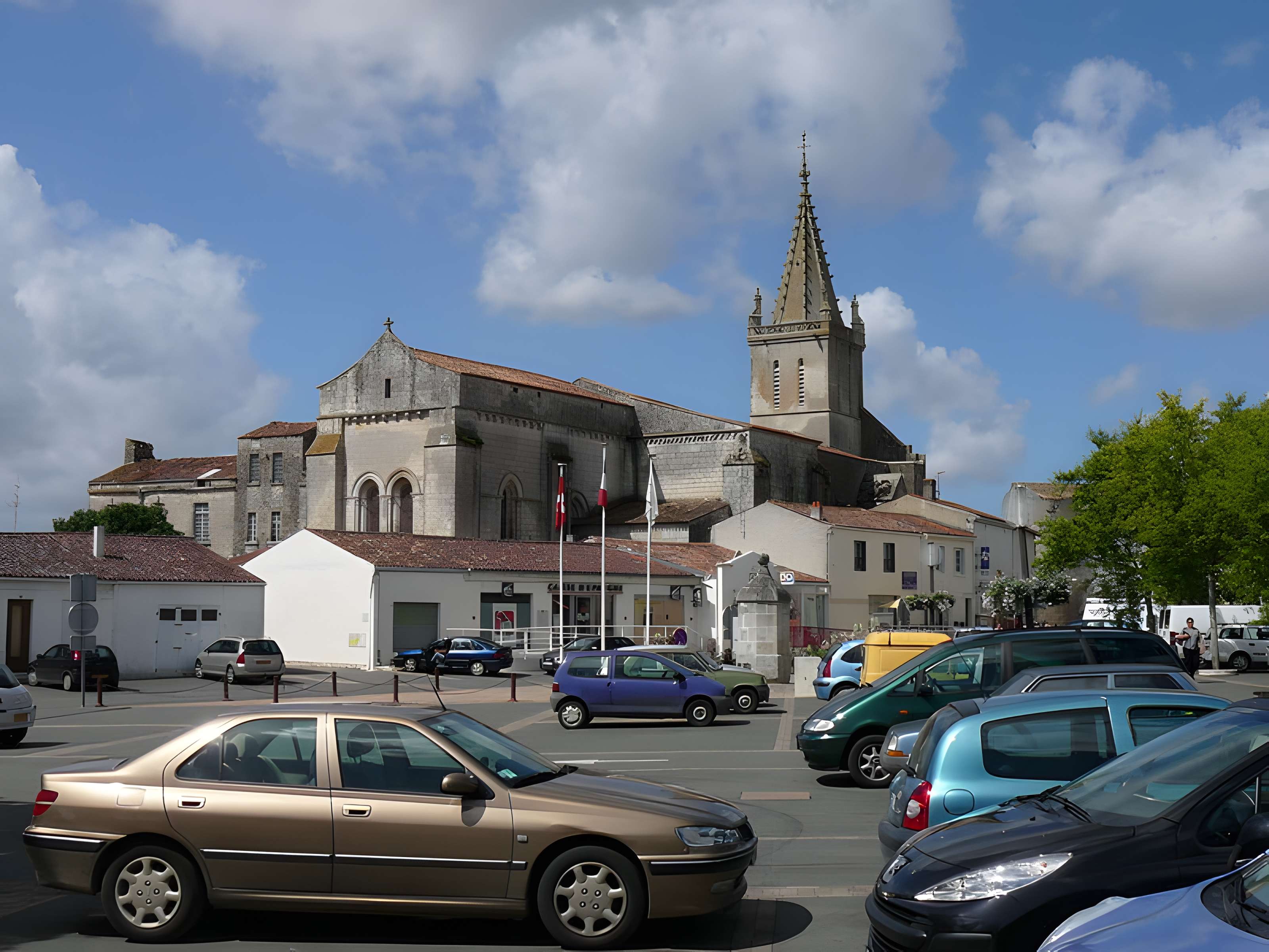 Église Saint-Pierre de Pont-l'Abbé-d'Arnoult