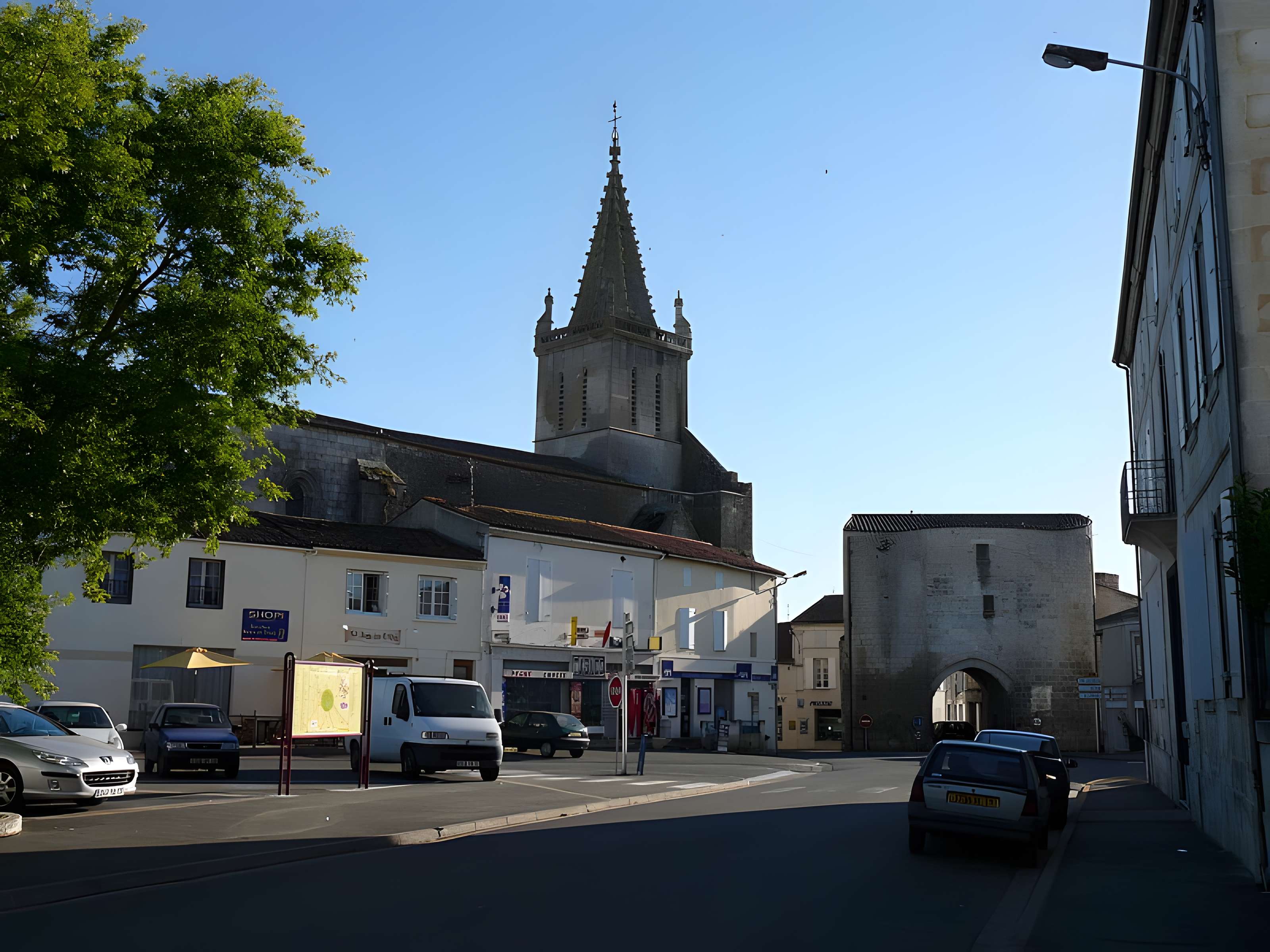 Église Saint-Pierre de Pont-l'Abbé-d'Arnoult