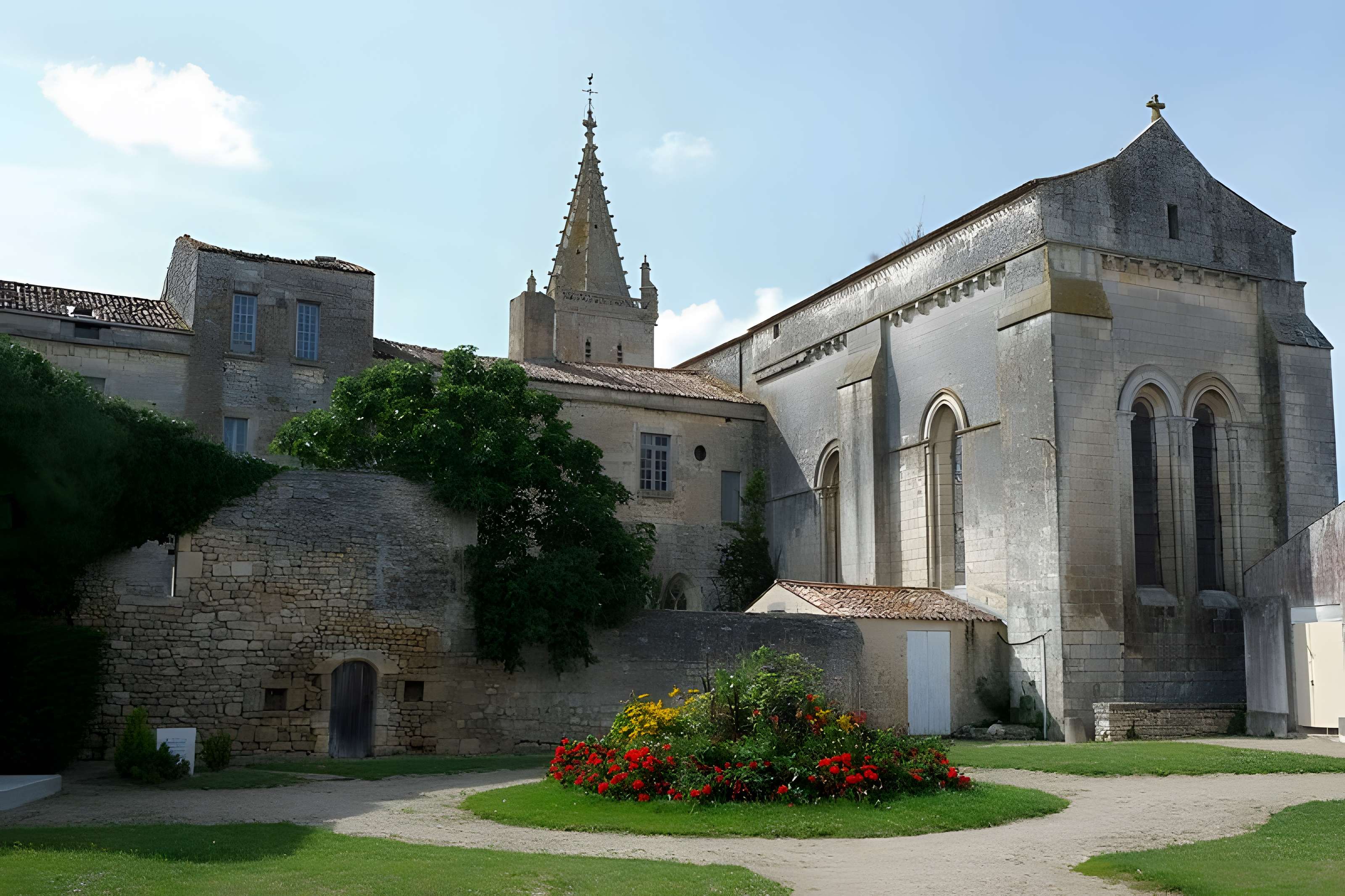 Église Saint-Pierre de Pont-l'Abbé-d'Arnoult