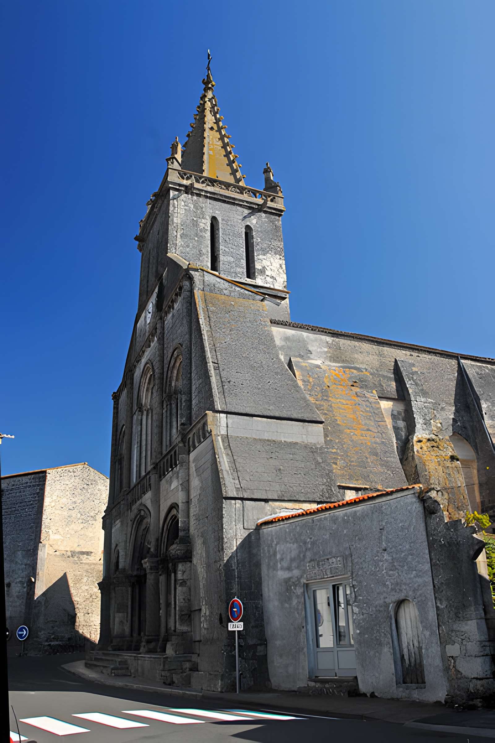 Église Saint-Pierre de Pont-l'Abbé-d'Arnoult