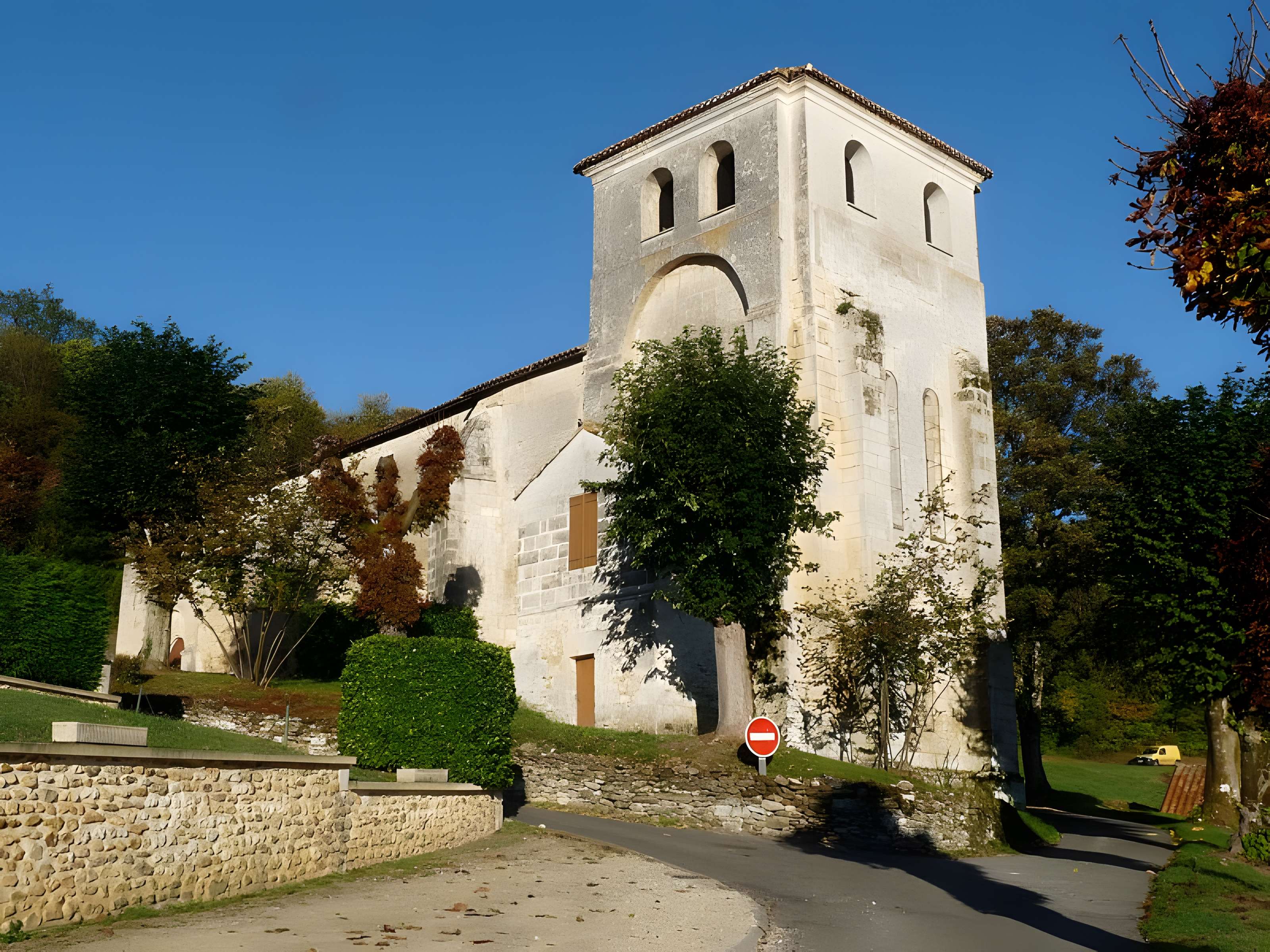 Église Saint-Pierre de Rougnac