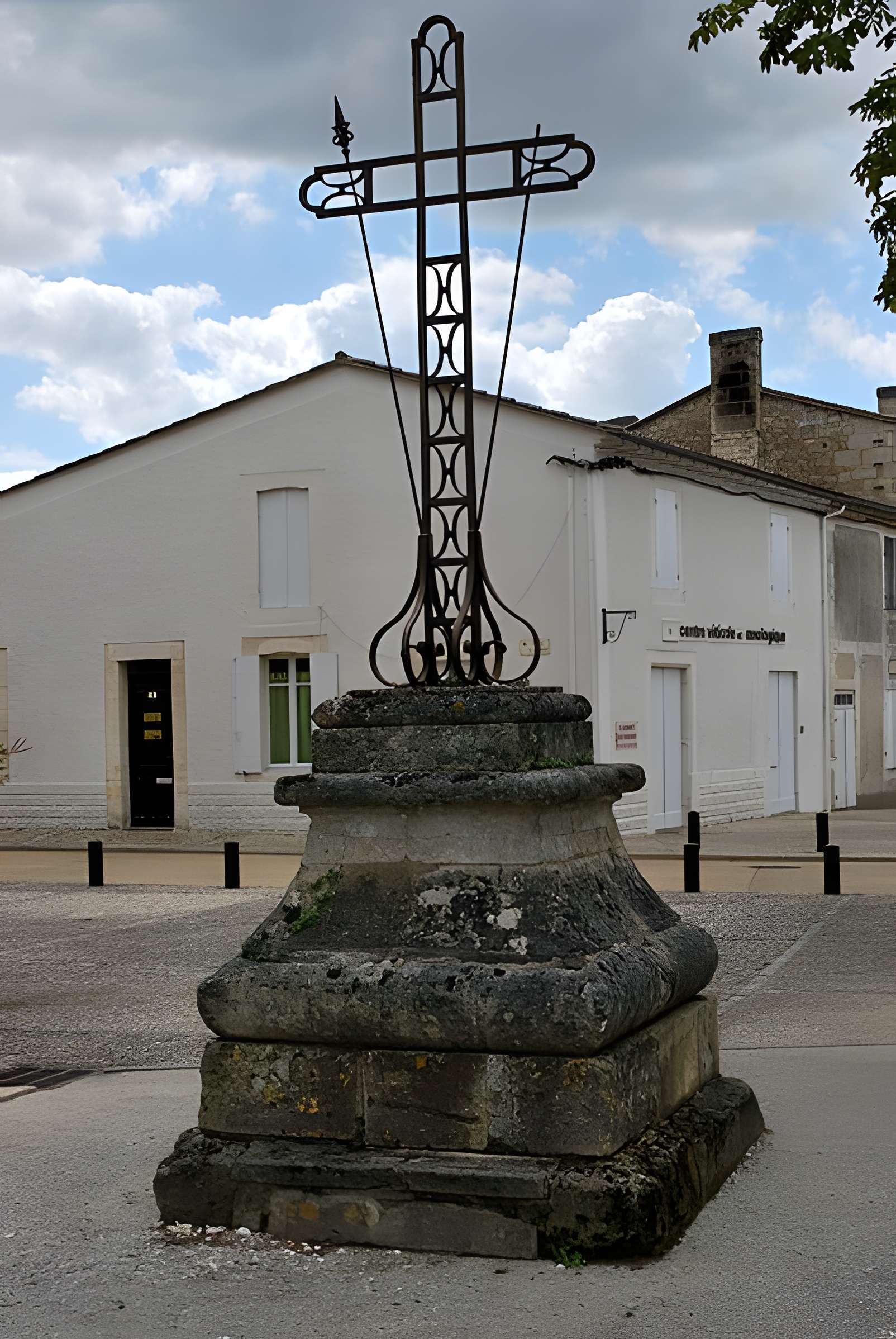 Église Saint-Pierre de Villegouge