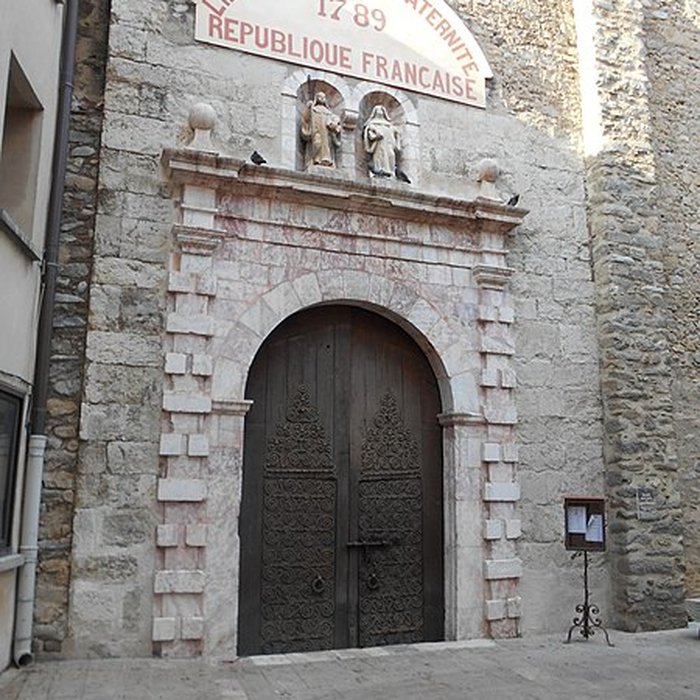 Photo de Église Saint-Pierre de Vinça et croix