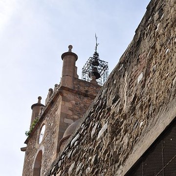 Église Saint-Pierre de Vinça et croix