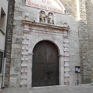 Église Saint-Pierre de Vinça et croix