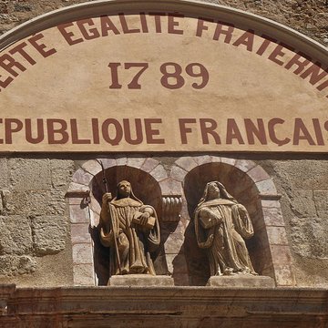 Église Saint-Pierre de Vinça et croix