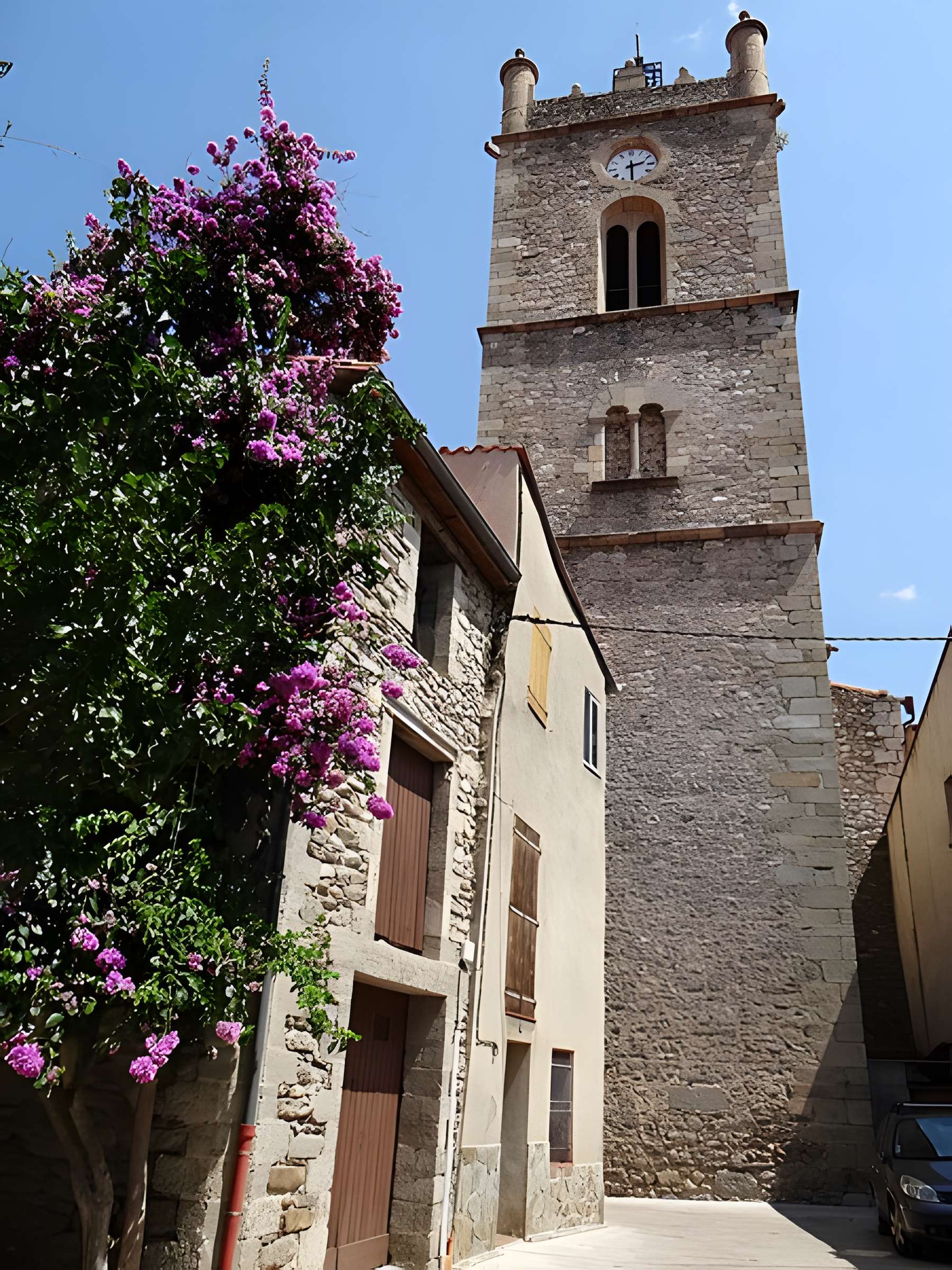 Église Saint-Pierre de Vinça et croix