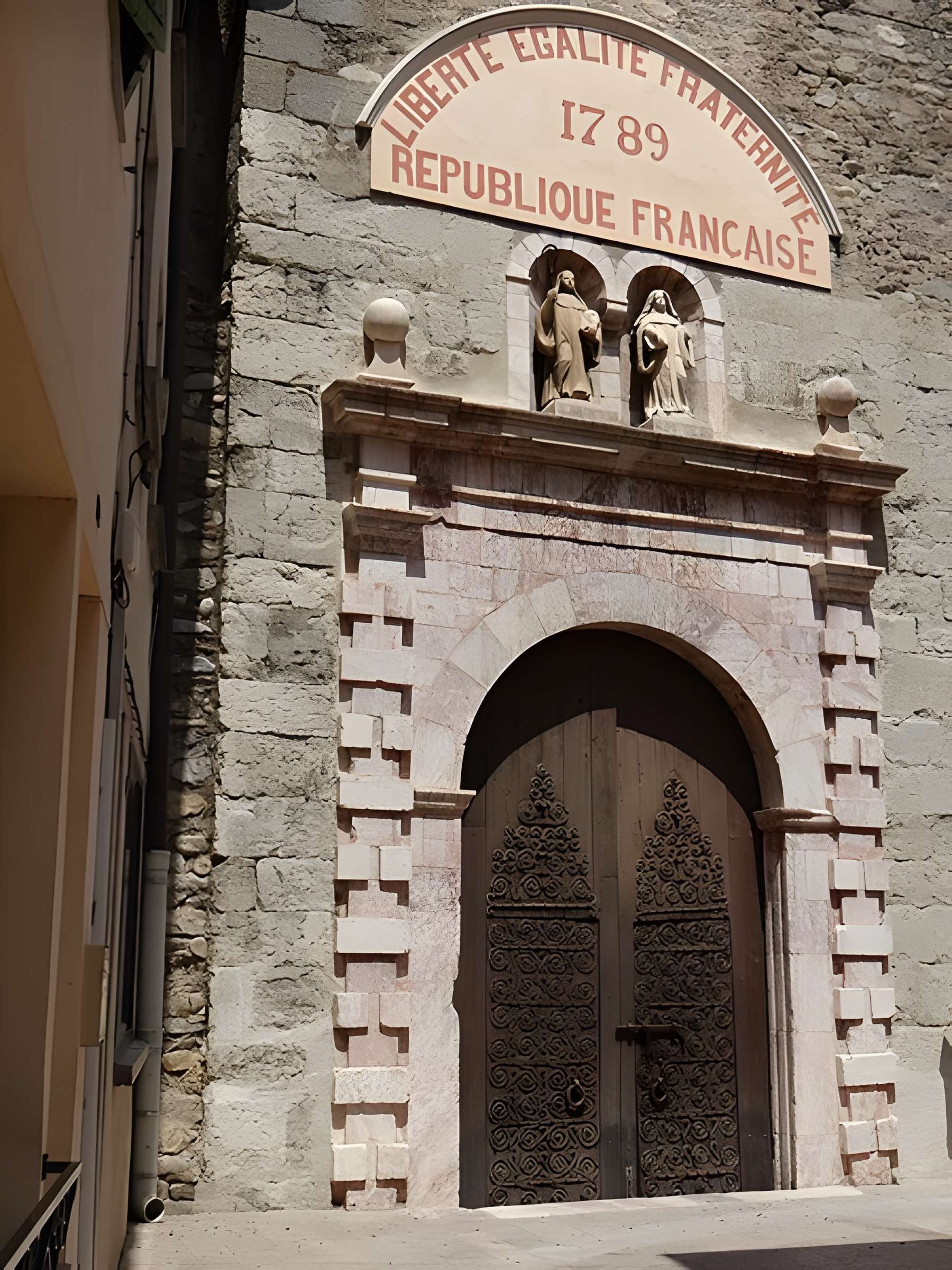 Église Saint-Pierre de Vinça et croix
