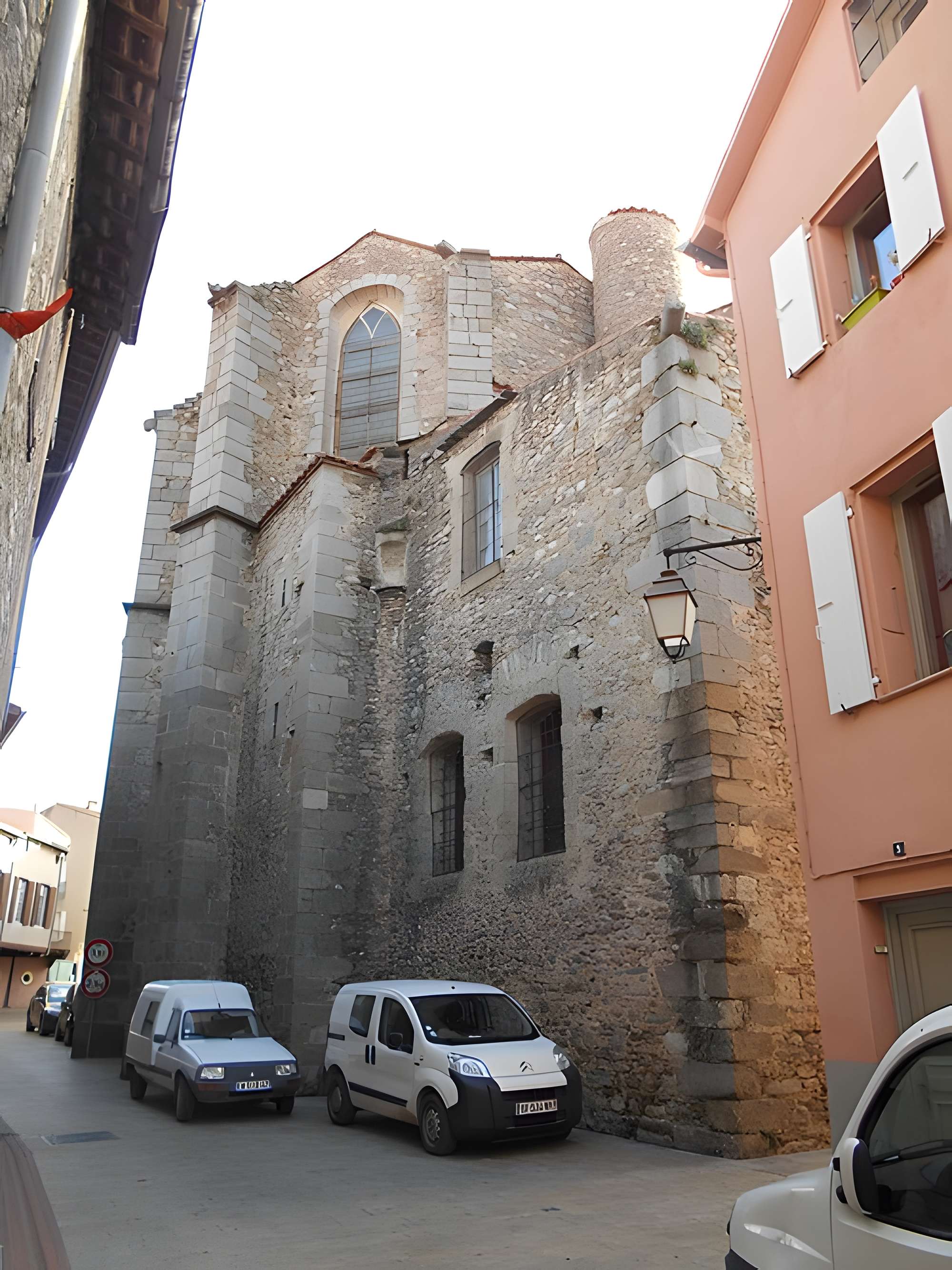 Église Saint-Pierre de Vinça et croix