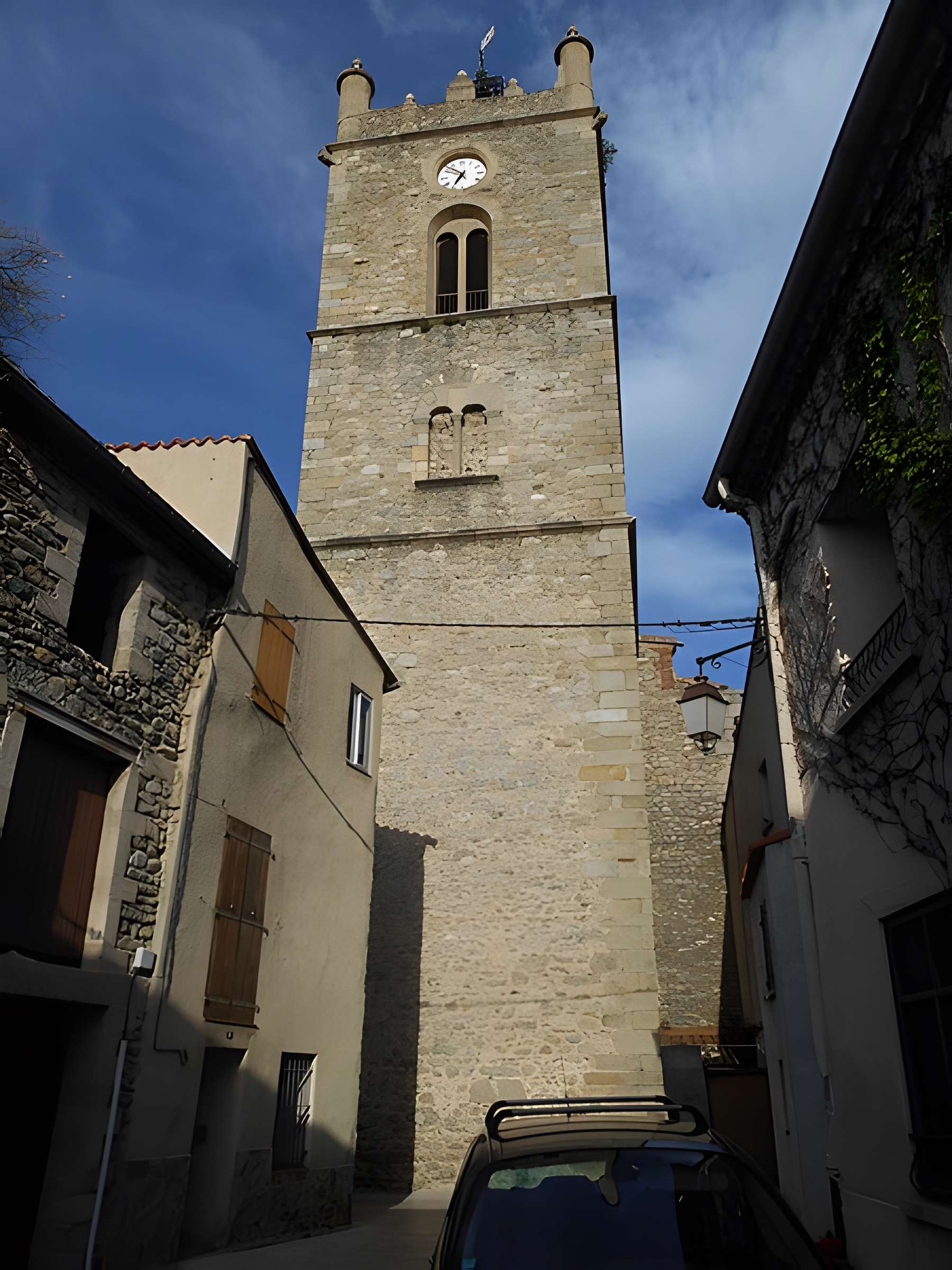Église Saint-Pierre de Vinça et croix