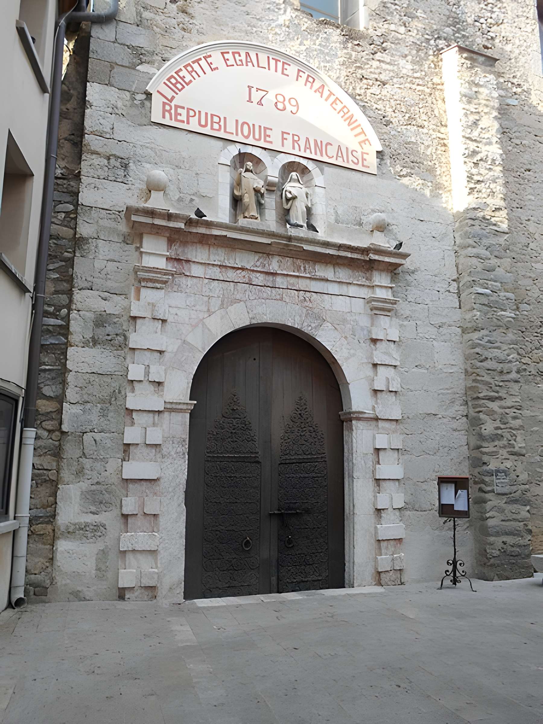 Église Saint-Pierre de Vinça et croix