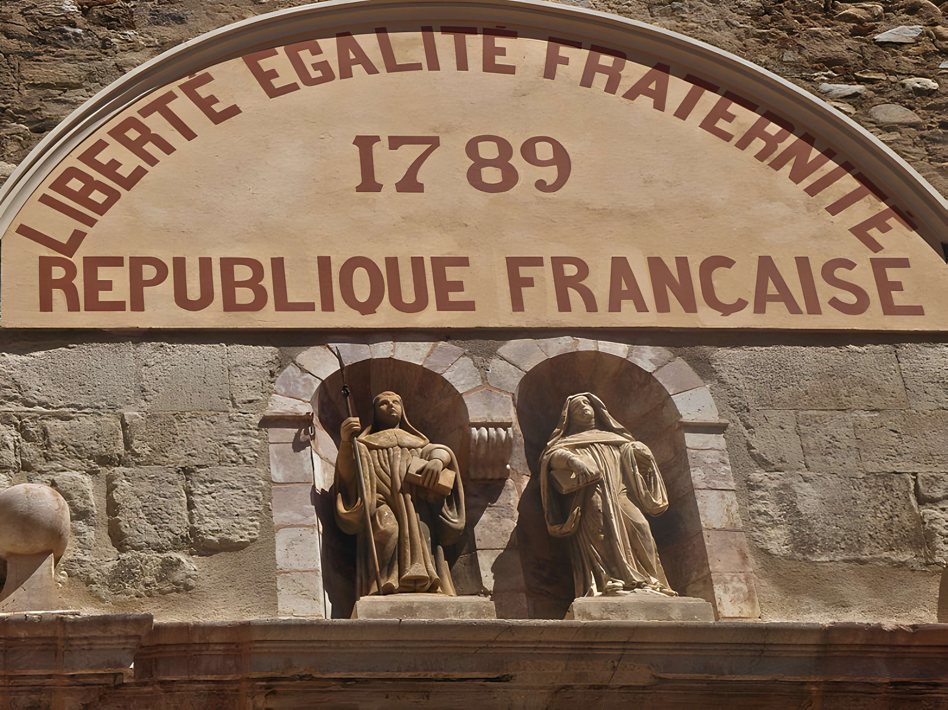 Église Saint-Pierre de Vinça et croix