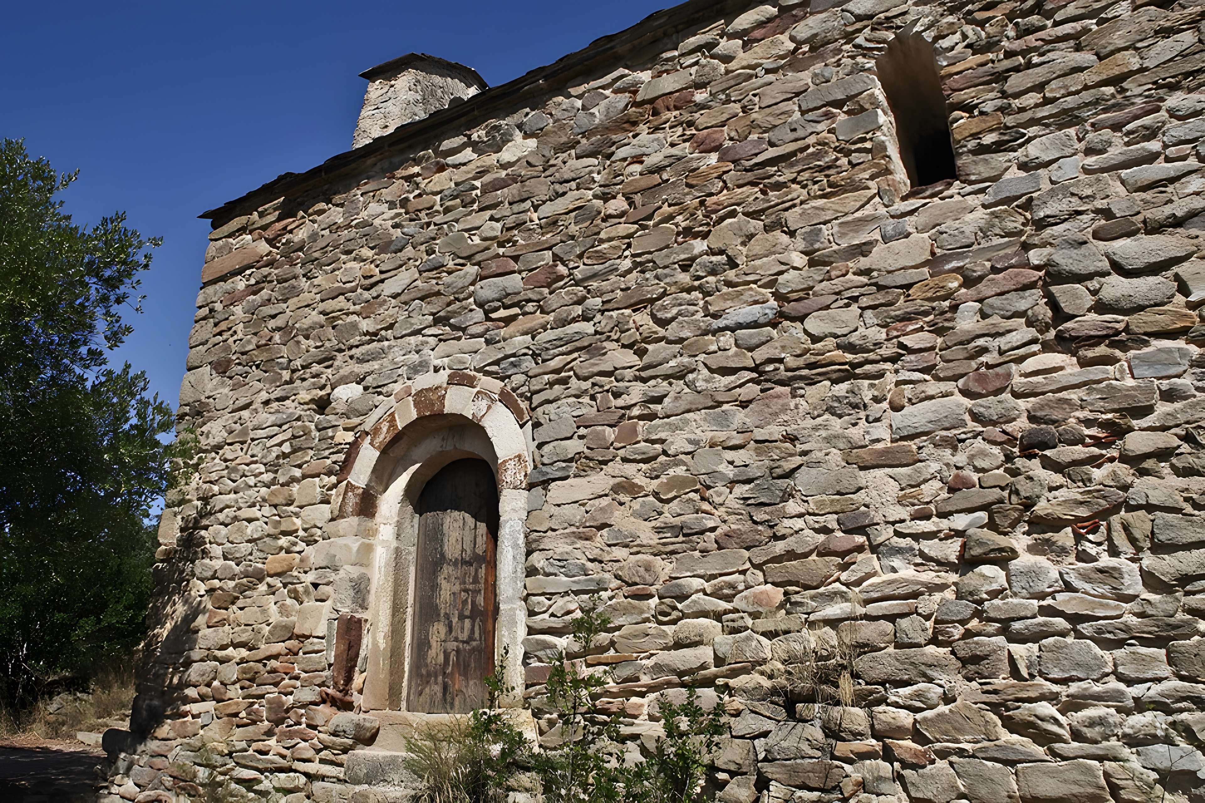 Église Saint-Pierre de Vinça et croix