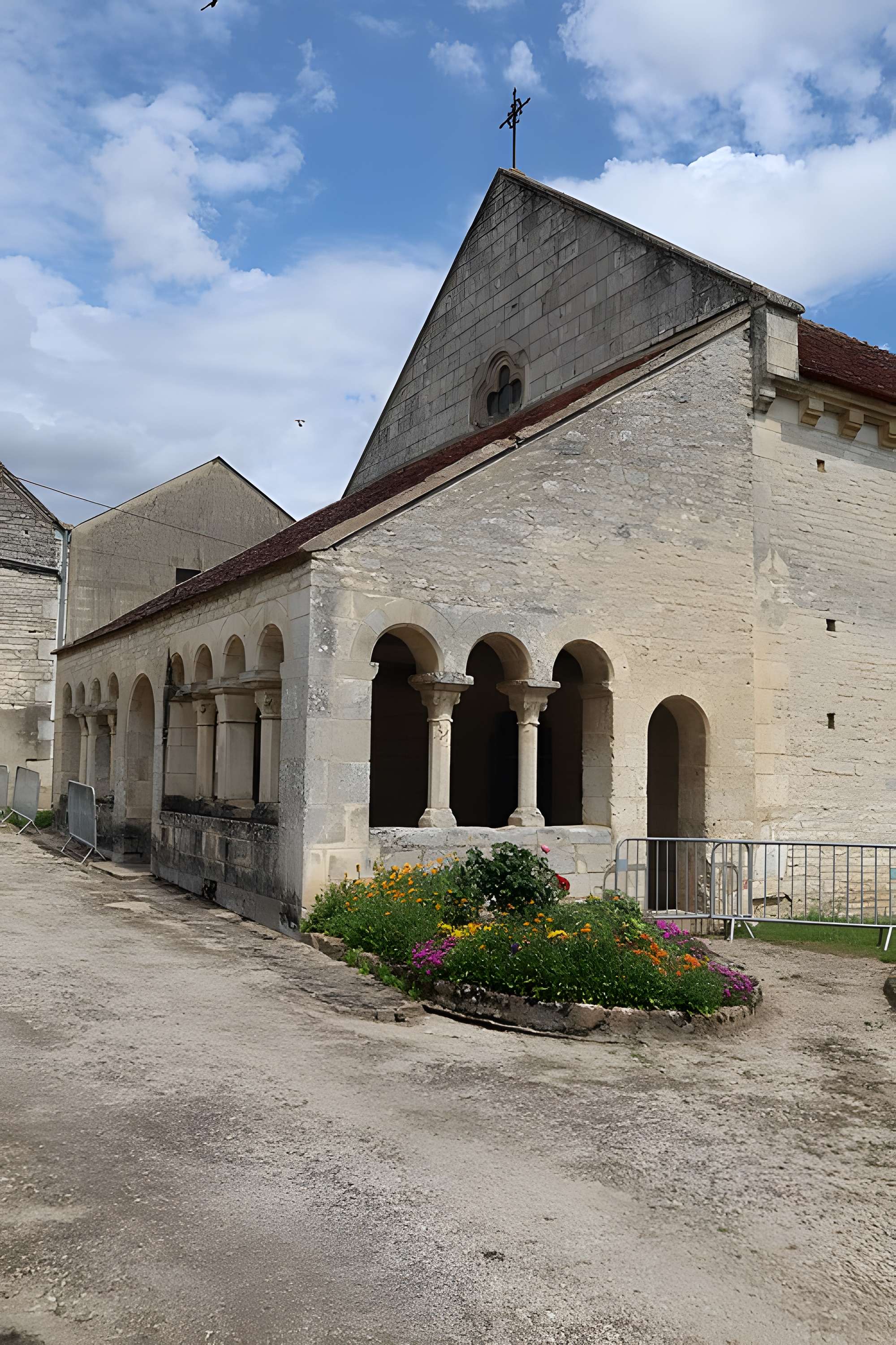 Église Saint-Pierre d'Escolives-Sainte-Camille