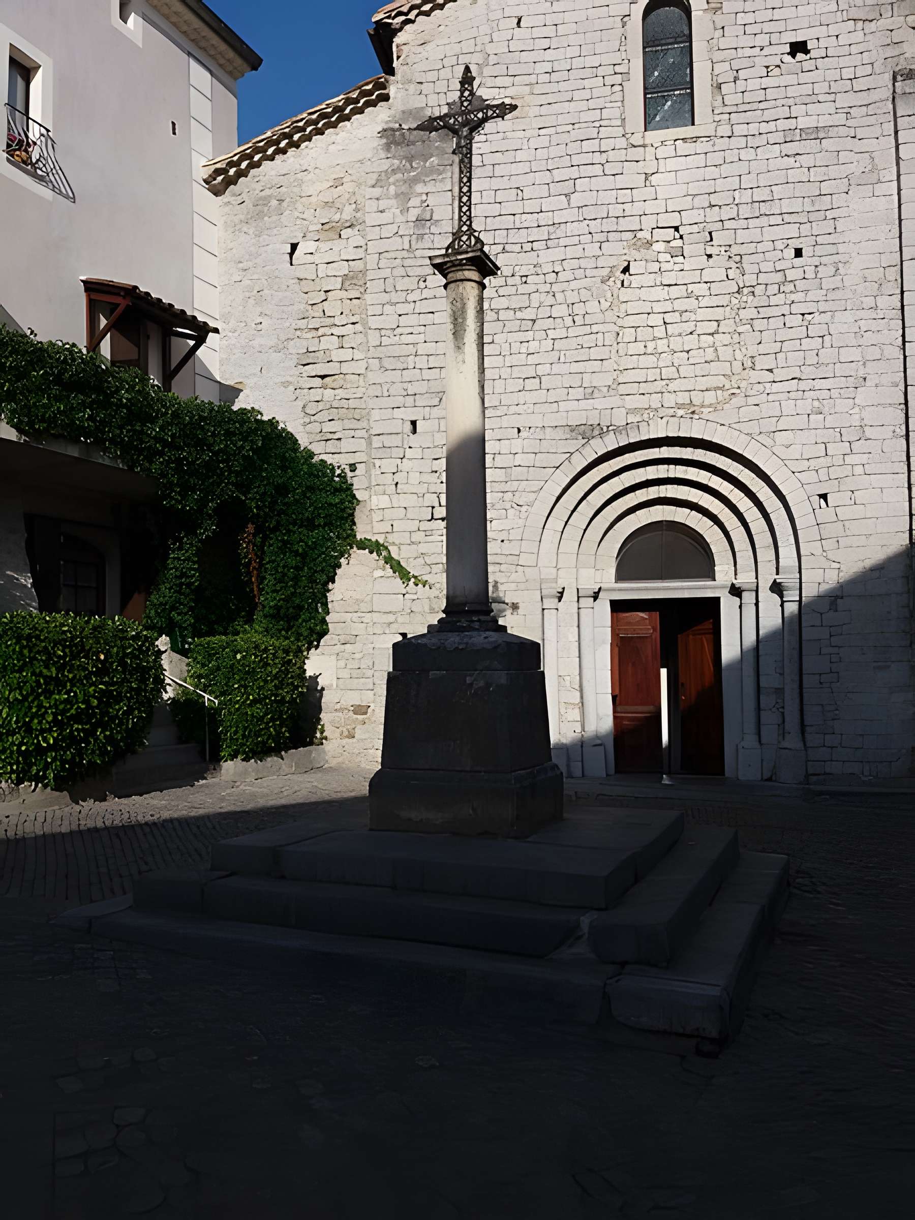 Église Saint-Pierre-aux-Liens de Ruoms