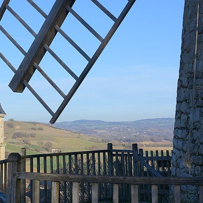 Photo de Église Saint-Rémy de Lautrec et une croix