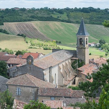 Église Saint-Rémy de Lautrec et une croix