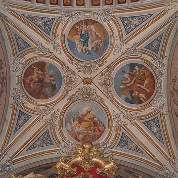 Église Saint-Rémy de Lautrec et une croix