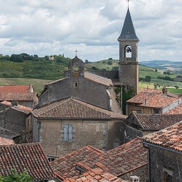 Église Saint-Rémy de Lautrec et une croix