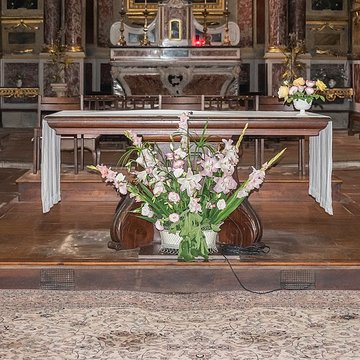Église Saint-Rémy de Lautrec et une croix