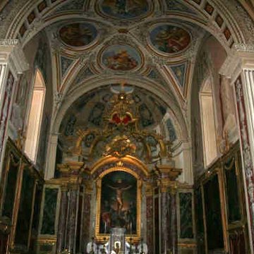 Église Saint-Rémy de Lautrec et une croix