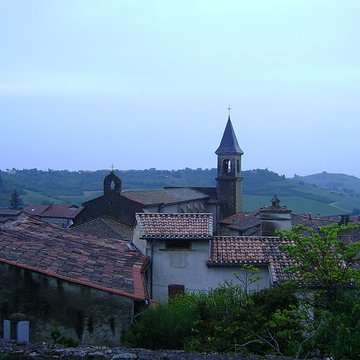 Église Saint-Rémy de Lautrec et une croix