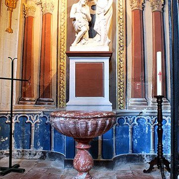 Église Saint-Rémy de Lautrec et une croix