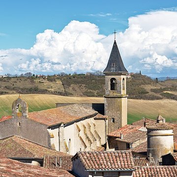 Église Saint-Rémy de Lautrec et une croix