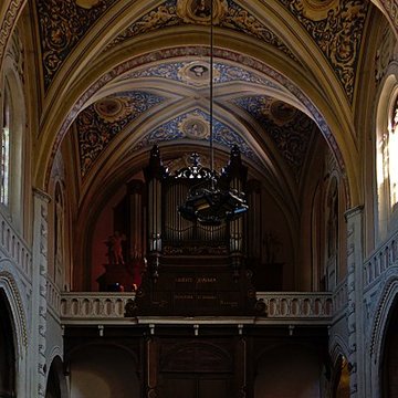 Église Saint-Rémy de Lautrec et une croix