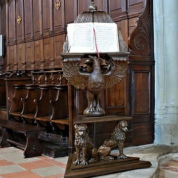 Église Saint-Rémy de Lautrec et une croix