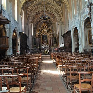 Église Saint-Rémy de Lautrec et une croix