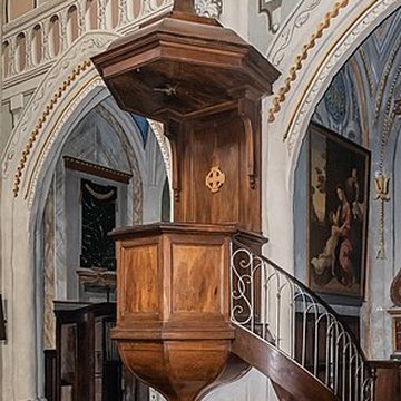 Église Saint-Rémy de Lautrec et une croix
