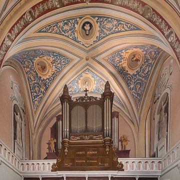 Église Saint-Rémy de Lautrec et une croix