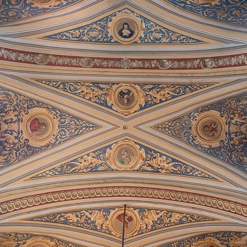 Église Saint-Rémy de Lautrec et une croix