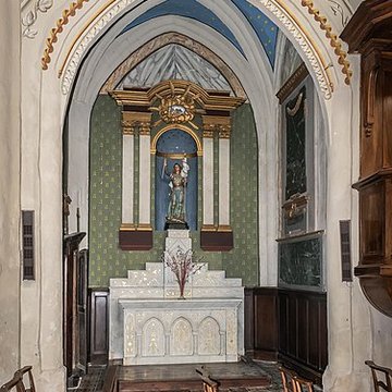 Église Saint-Rémy de Lautrec et une croix