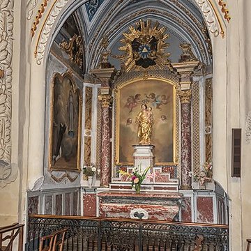 Église Saint-Rémy de Lautrec et une croix