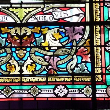 Église Saint-Rémy de Lautrec et une croix