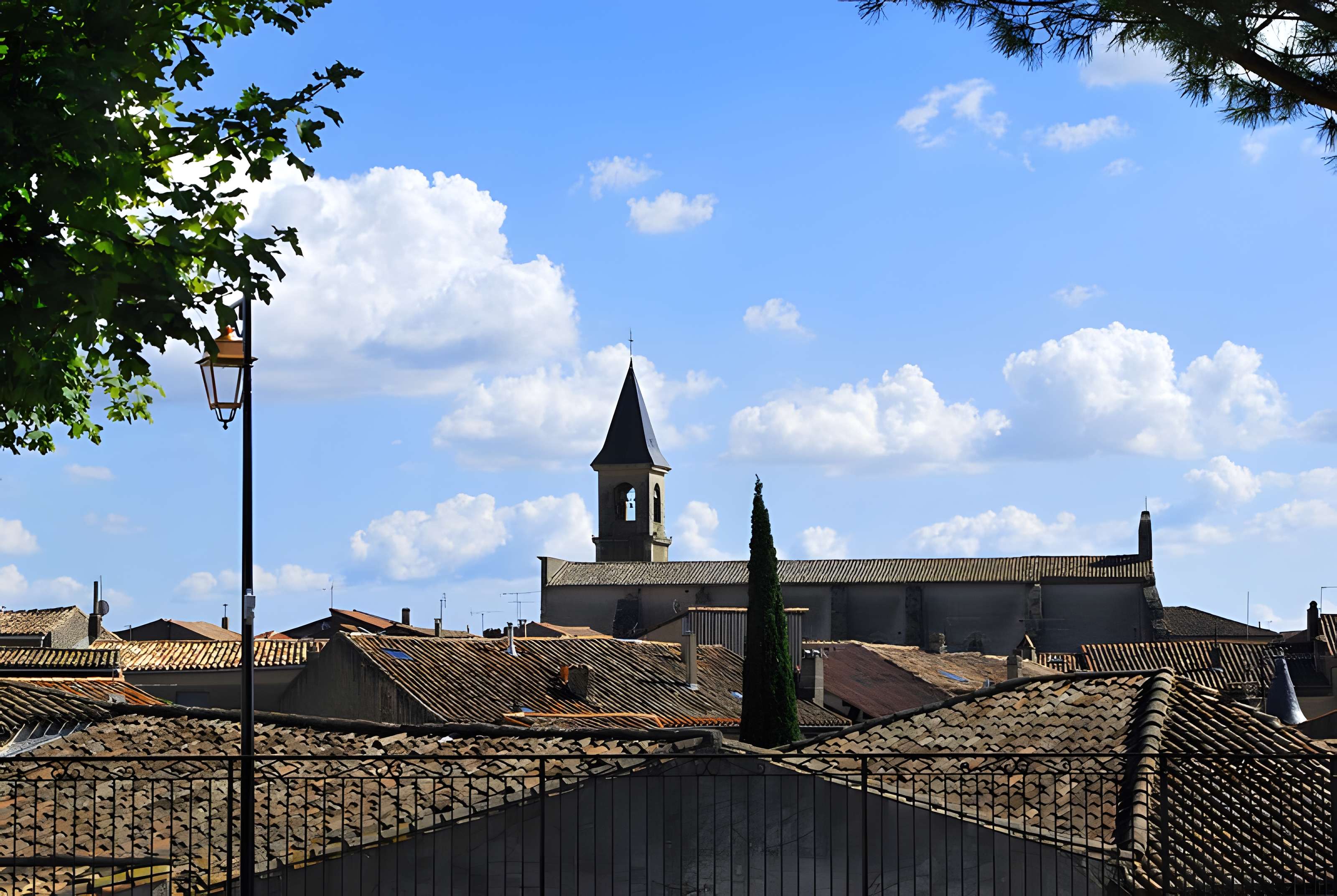 Église Saint-Rémy de Lautrec et une croix 