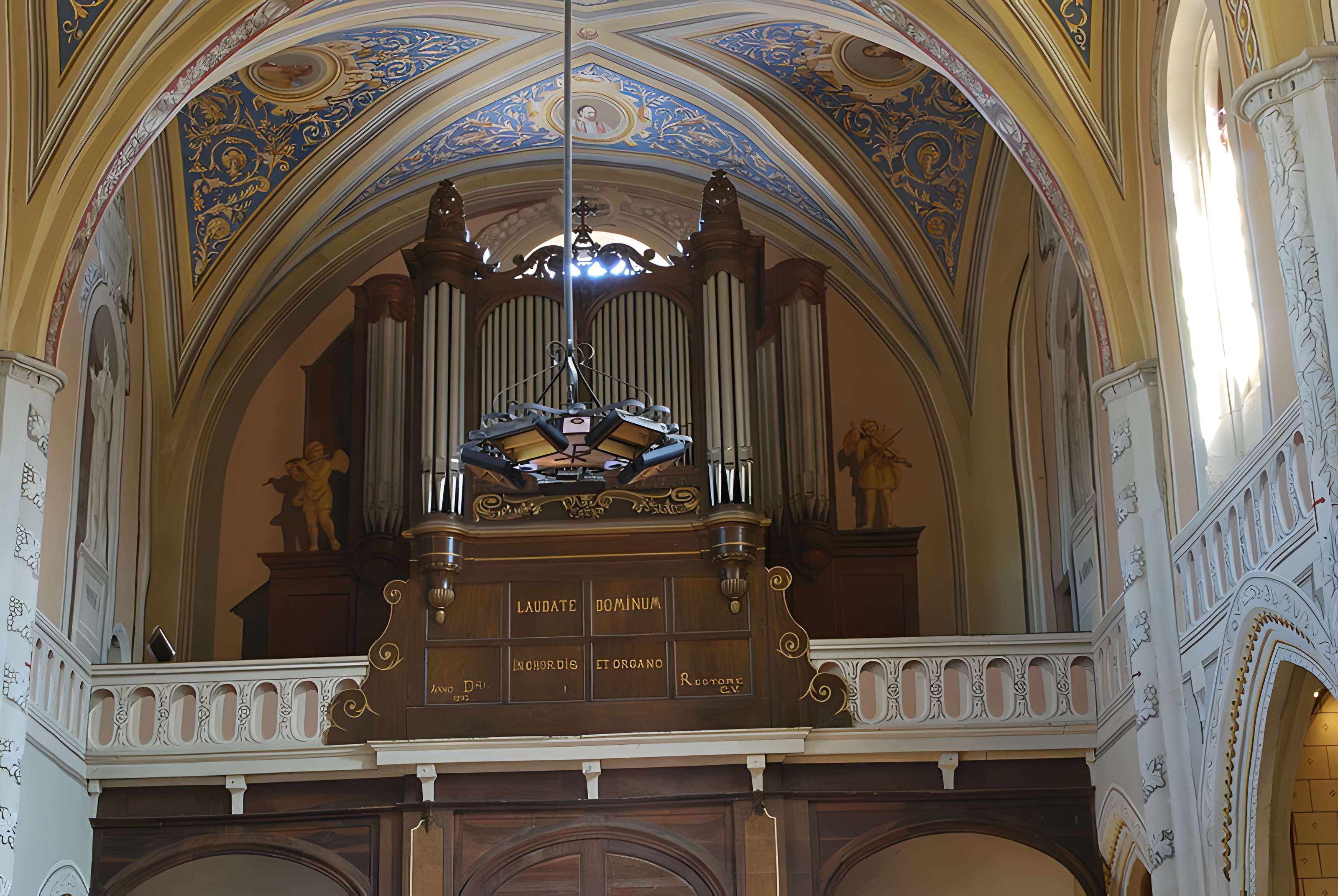 Église Saint-Rémy de Lautrec et une croix